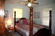 Post queen size bed